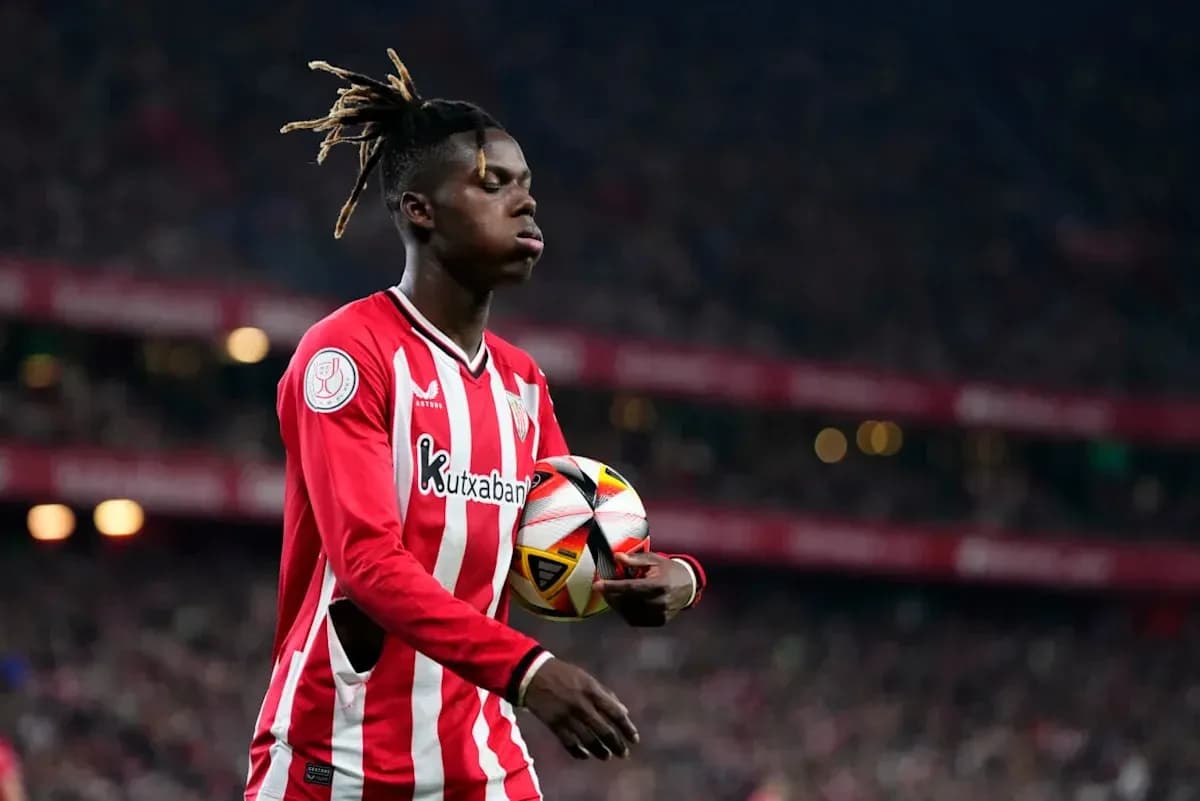 Jugador con balón en el campo durante el partido