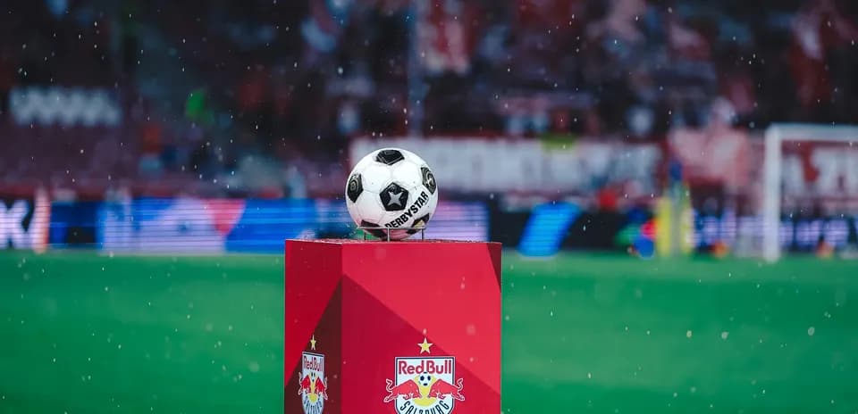 Balón de fútbol en el estadio de Red Bull Salzburg