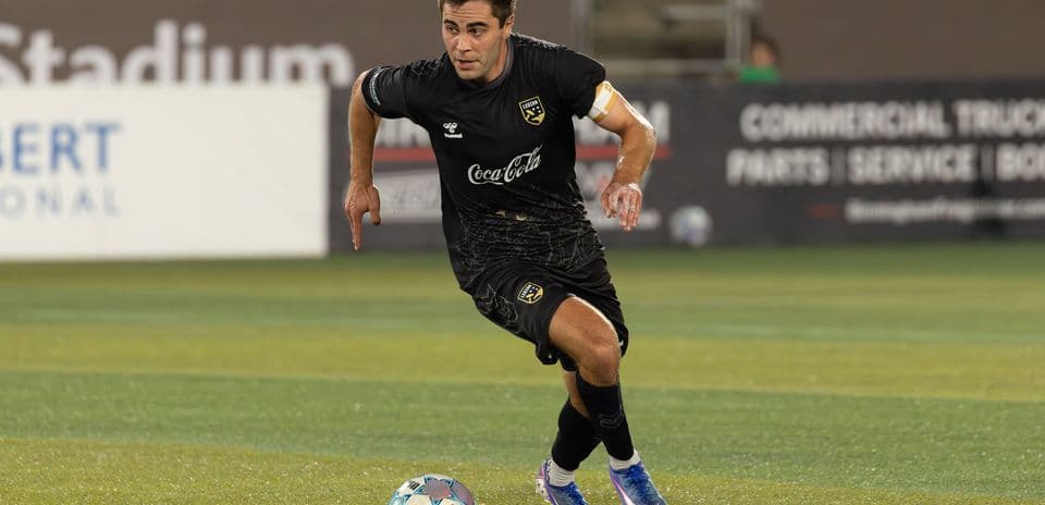 Jugador corriendo con balón durante el partido