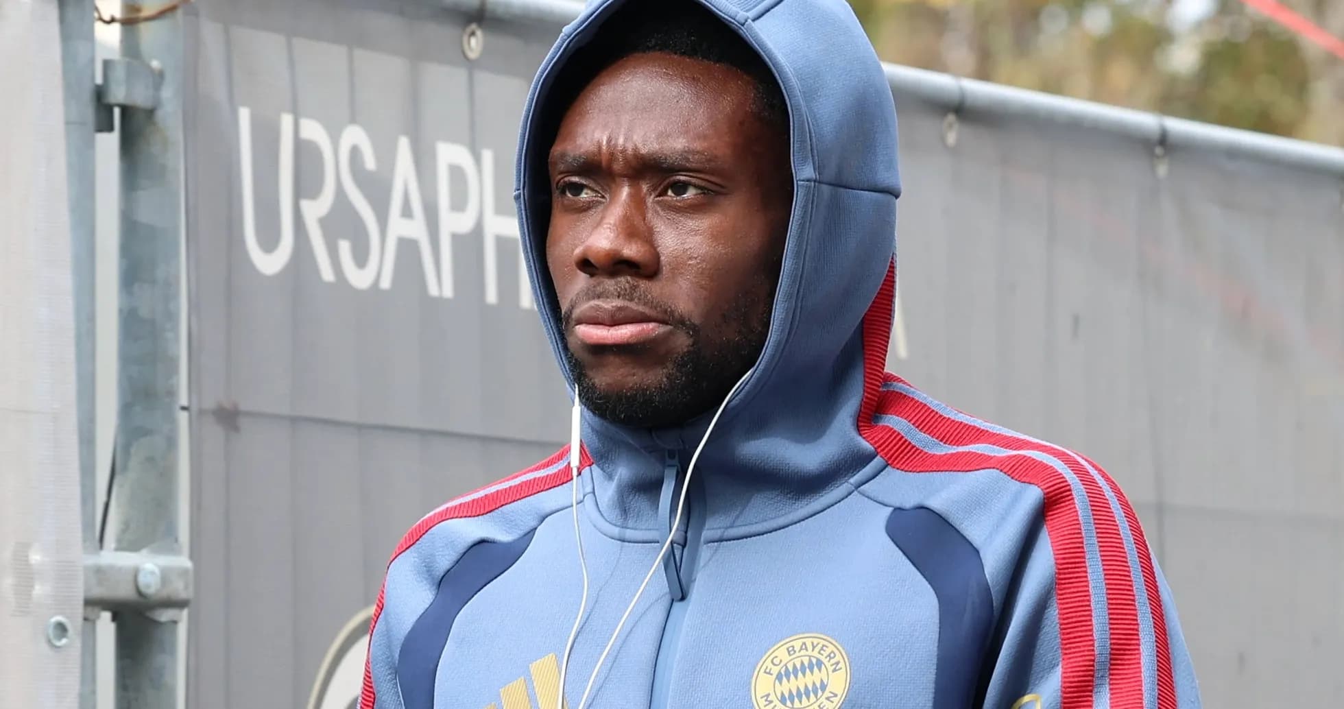 Jugador de Bayern Múnich con capucha caminando