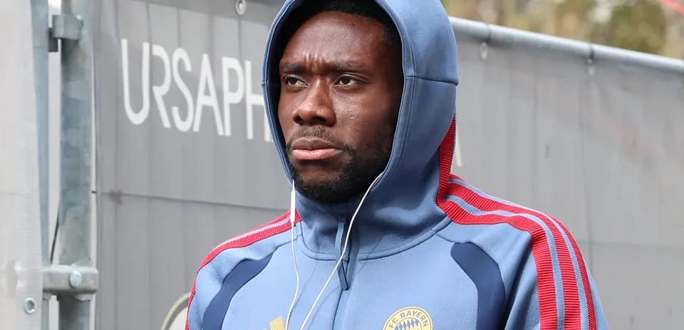 Jugador de Bayern Múnich con capucha caminando
