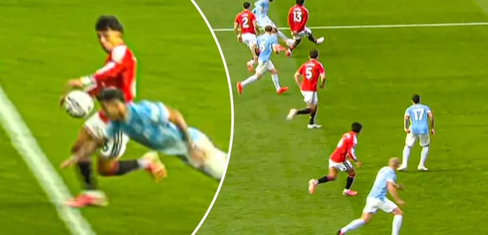 Jugador de equipo rojo cometiendo falta en el área