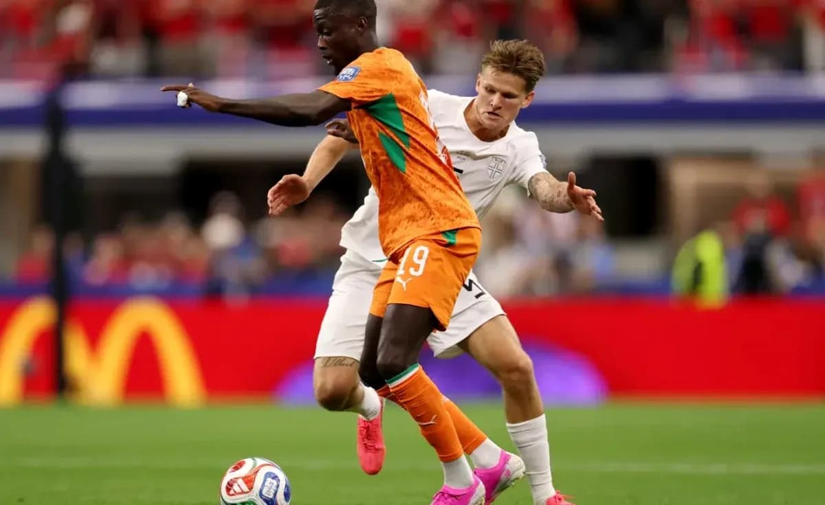 Jugador de naranja driblando a oponente en partido