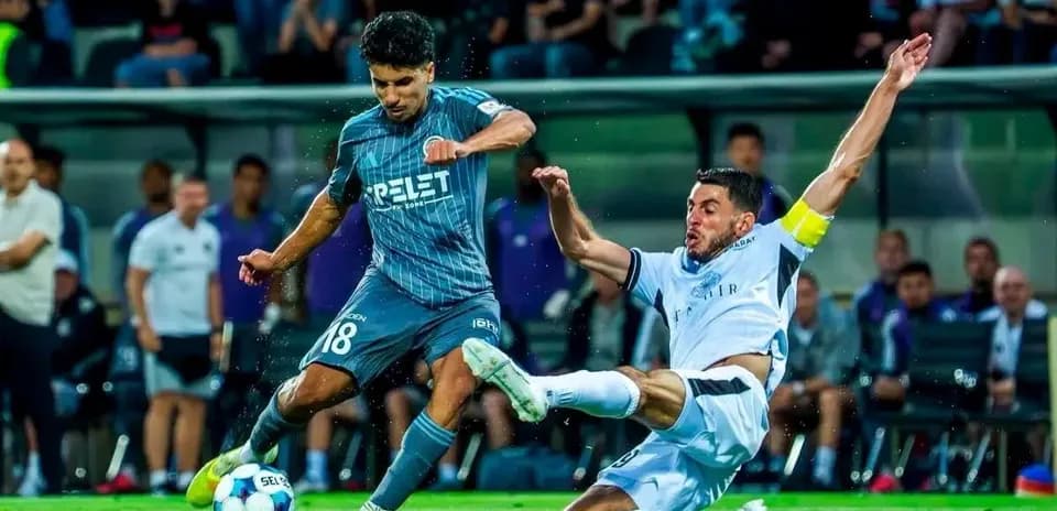 Jugador de Slovan Bratislava en acción durante partido