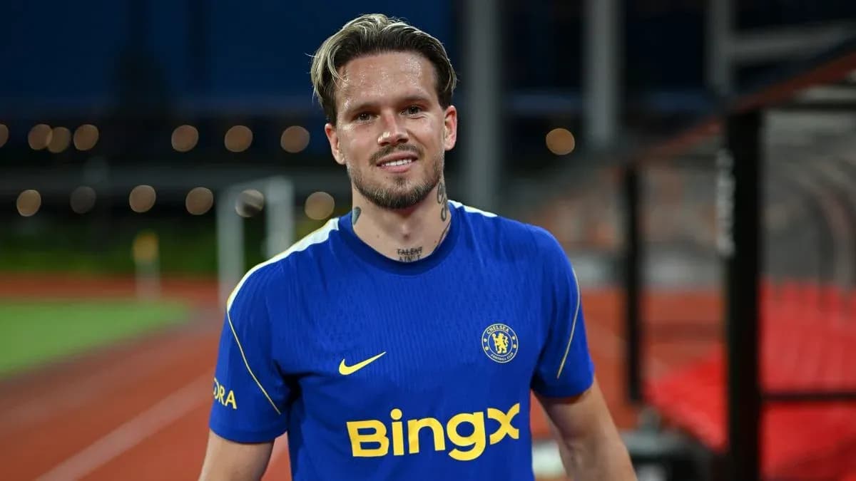Jugador sonriente con camiseta de Chelsea en campo