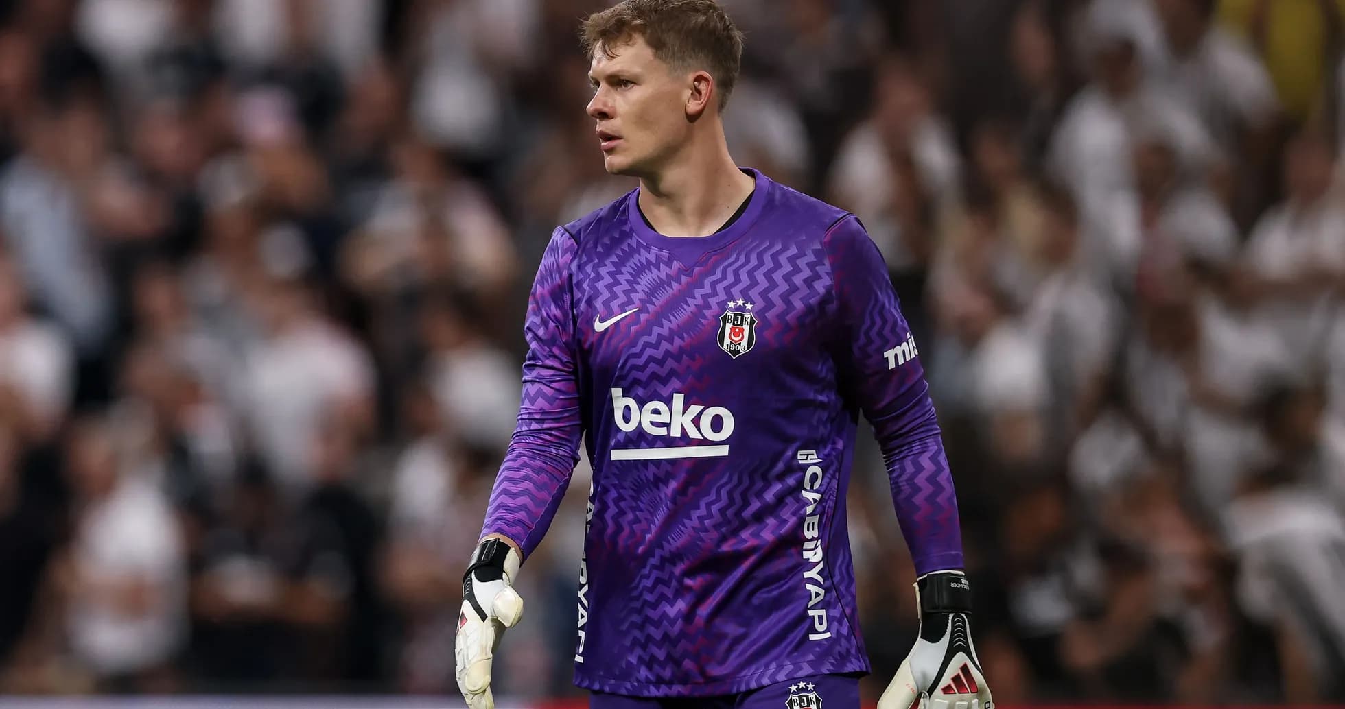 Portero de Besiktas en el campo durante el partido