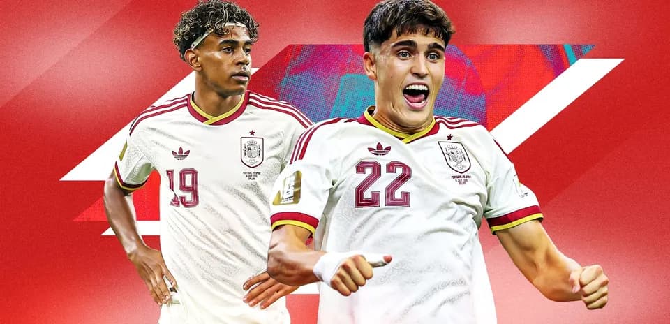 Jugadores de España en fondo rojo, uno celebrando