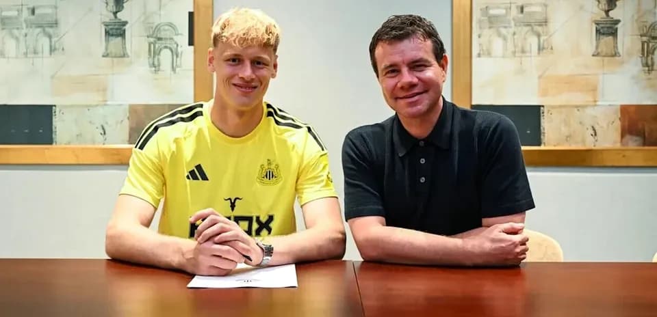 Jugador firmando contrato en oficina con directivo