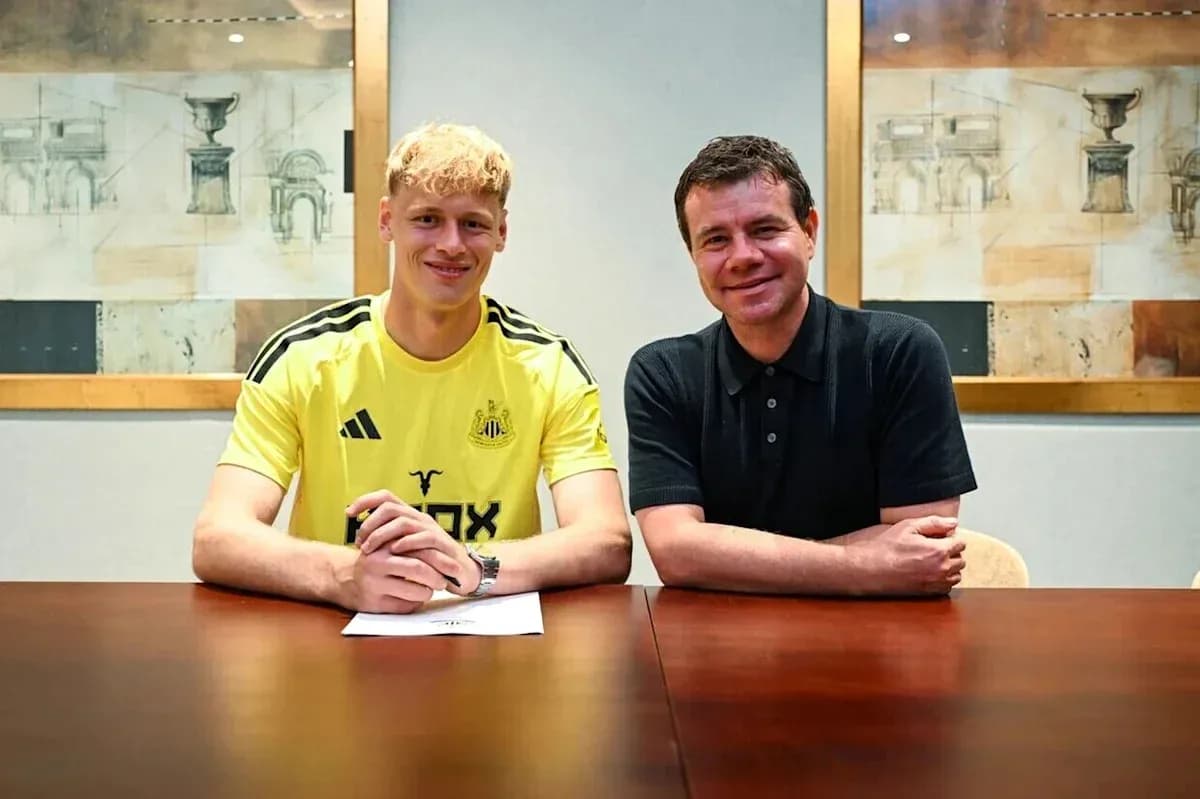 Jugador firmando contrato en oficina con directivo