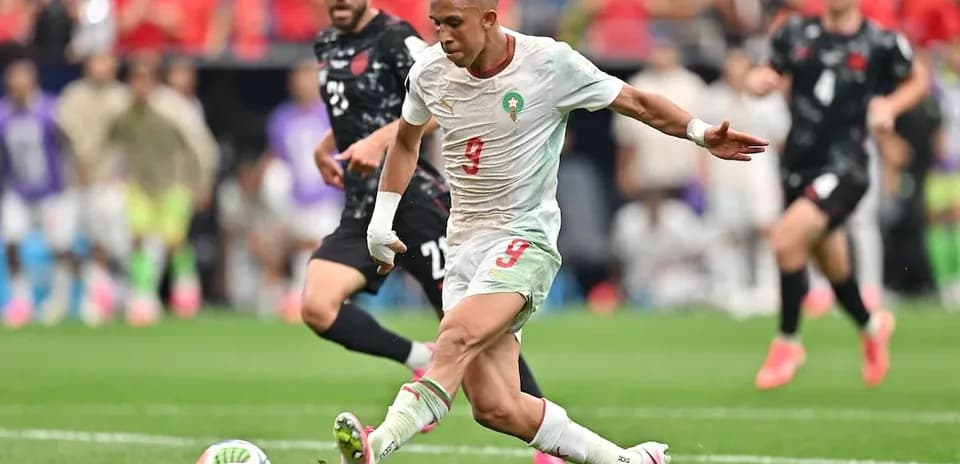 Jugador de Marruecos chutando el balón