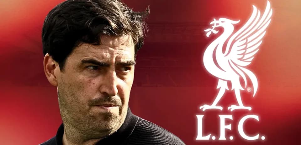 Entrenador con logo de Liverpool en el fondo