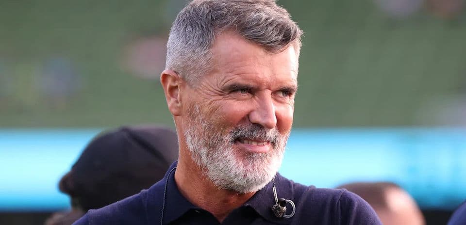 Hombre con barba sonriendo en el campo de fútbol