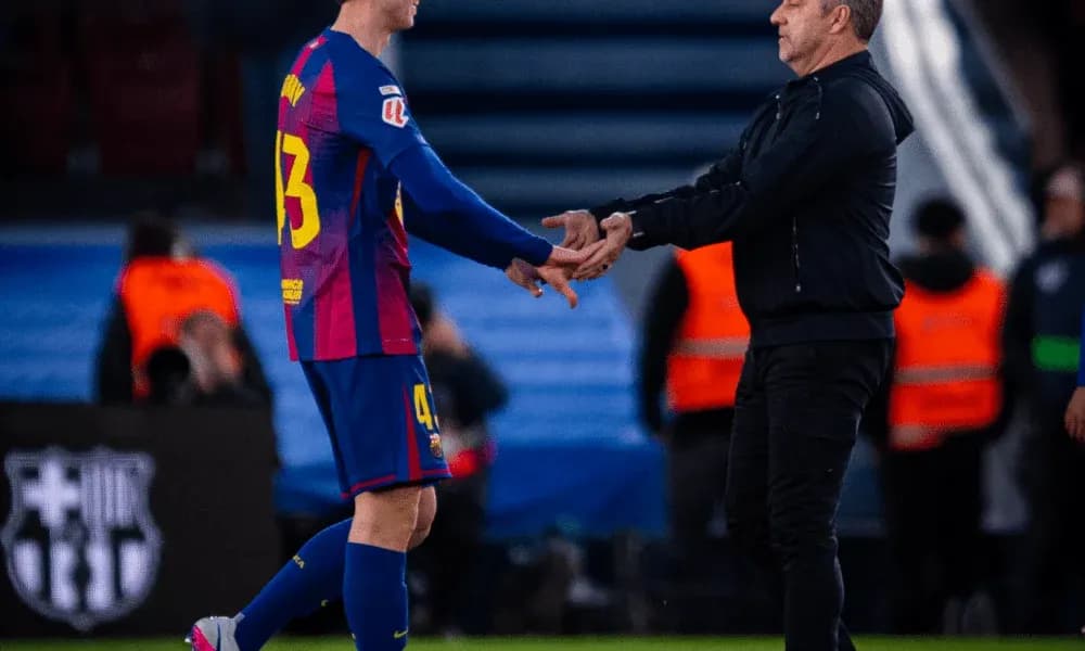 Jugador y entrenador intercambiando saludos en el campo