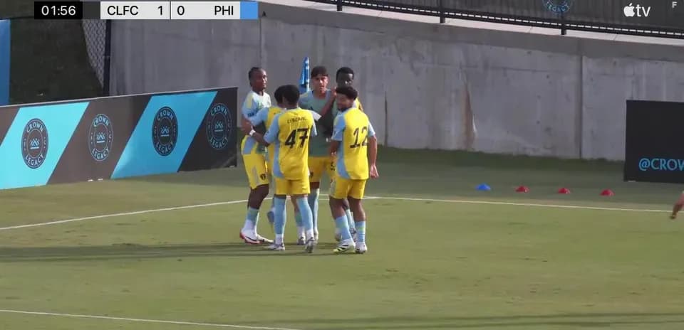 Jugadores celebrando un gol en el partido