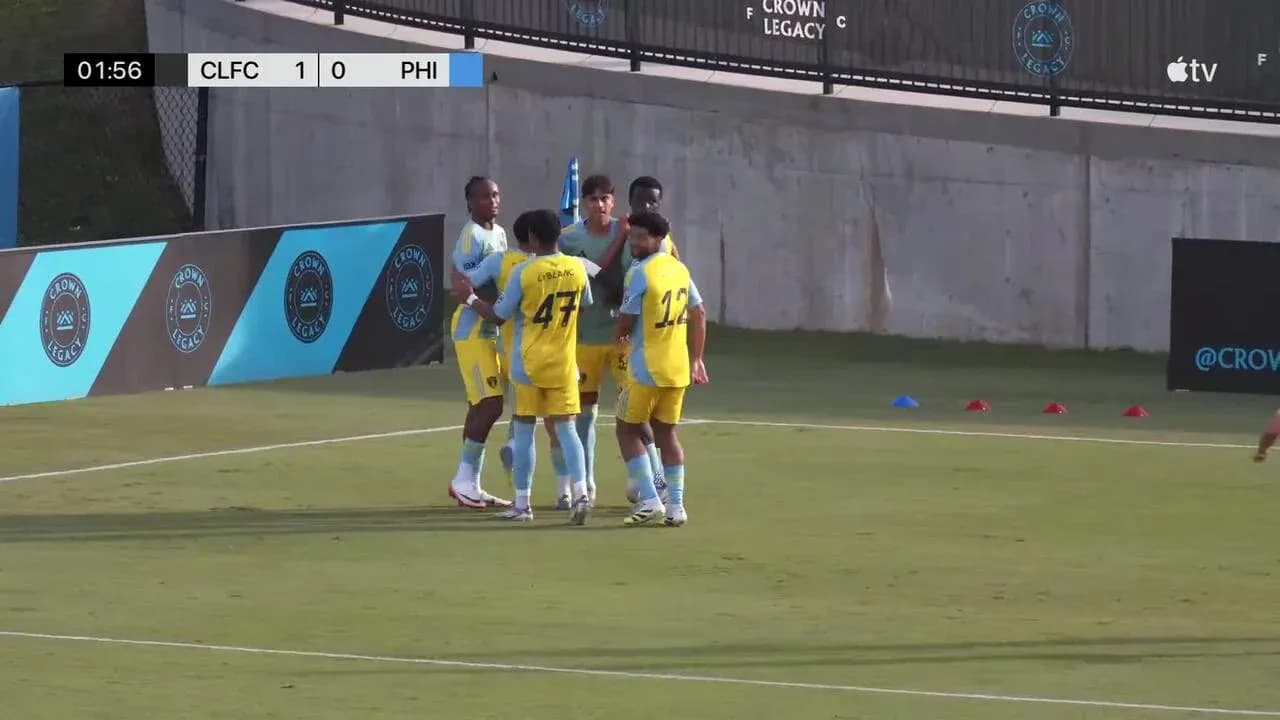 Jugadores celebrando un gol en el partido