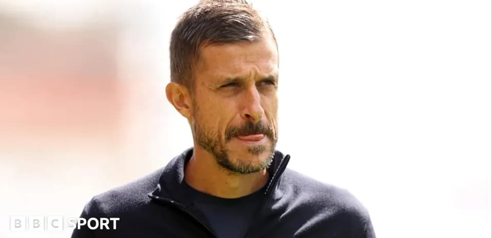 Entrenador observando desde la línea de banda