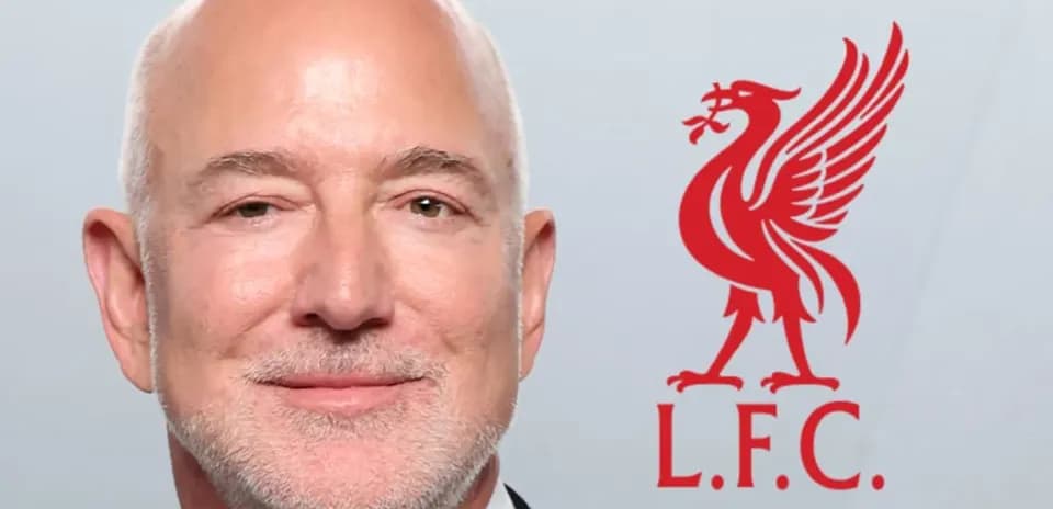 Hombre sonriendo con logo de Liverpool F.C. de fondo