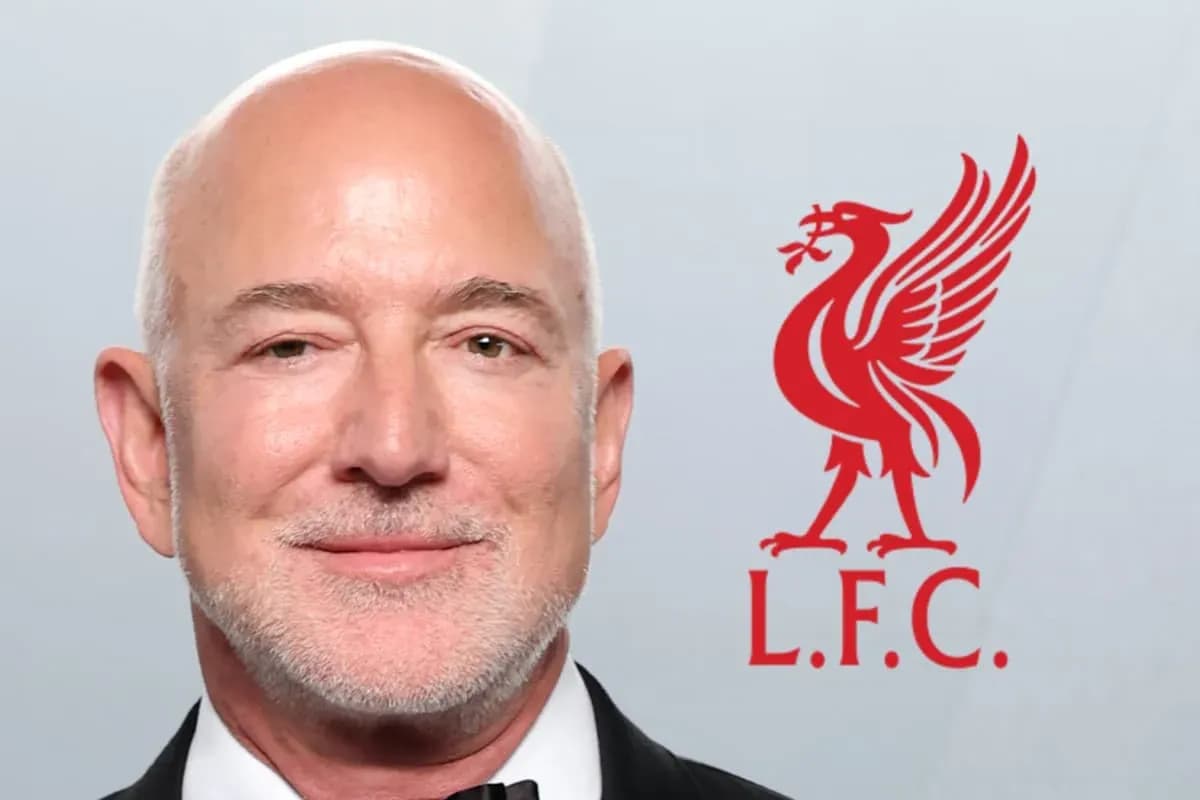 Hombre sonriendo con logo de Liverpool F.C. de fondo