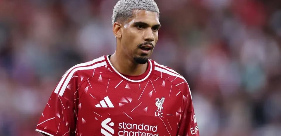 Jugador de Liverpool en uniforme rojo durante el partido