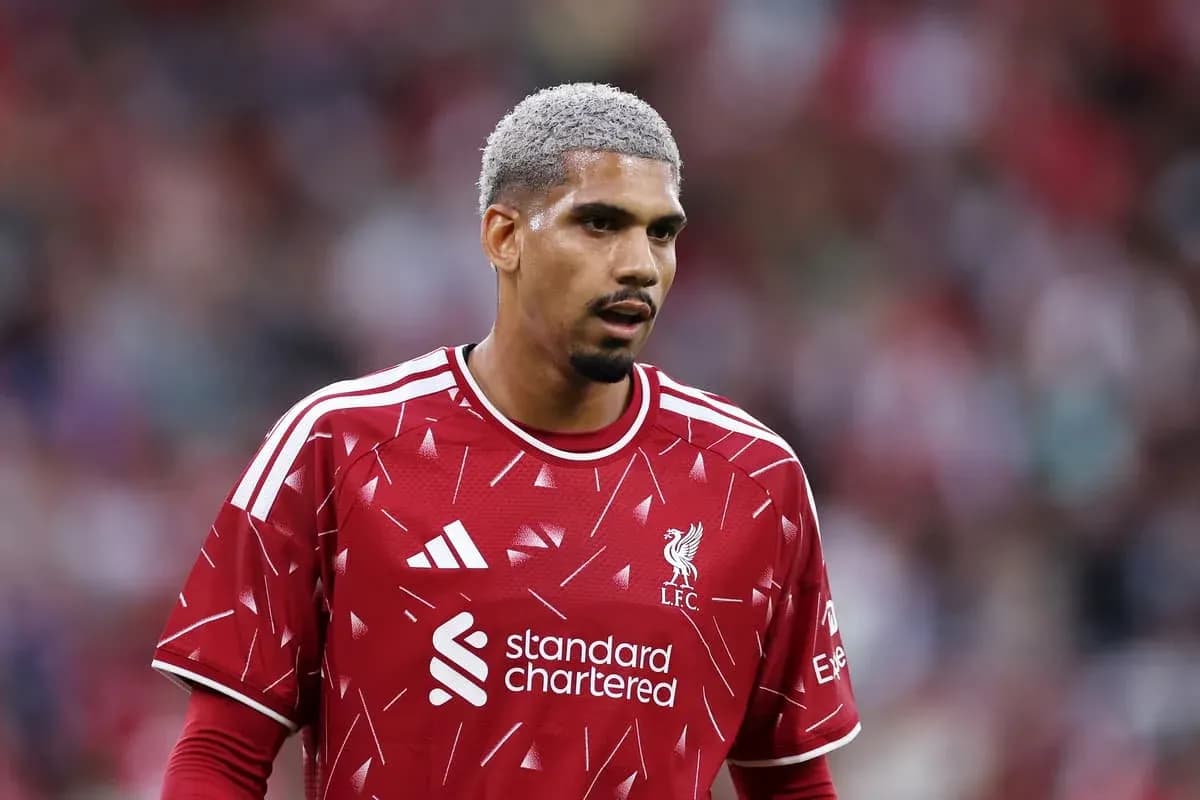 Jugador de Liverpool en uniforme rojo durante el partido