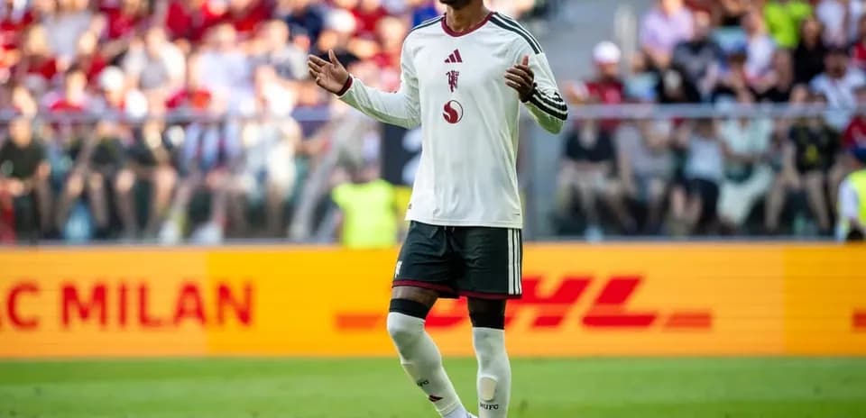 Jugador de fútbol con camiseta blanca en el campo