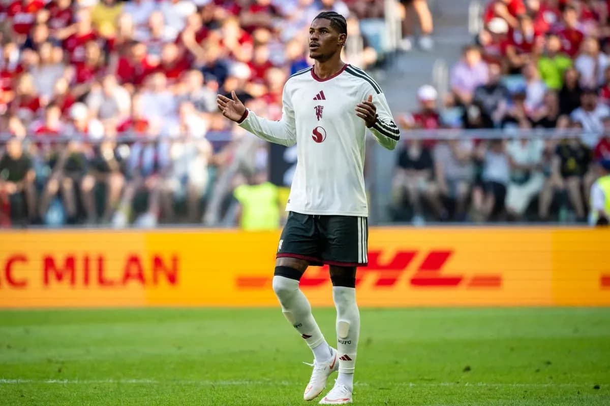 Jugador de fútbol con camiseta blanca en el campo