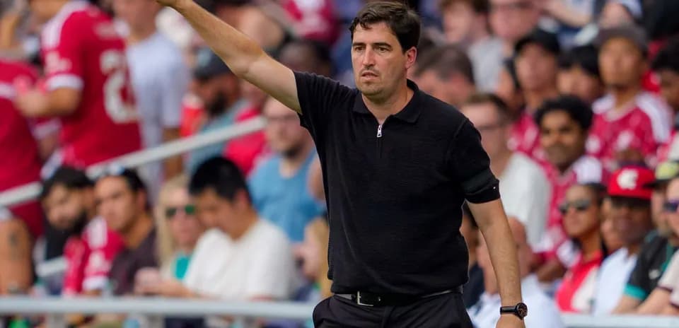 Entrenador dando instrucciones desde la línea de banda