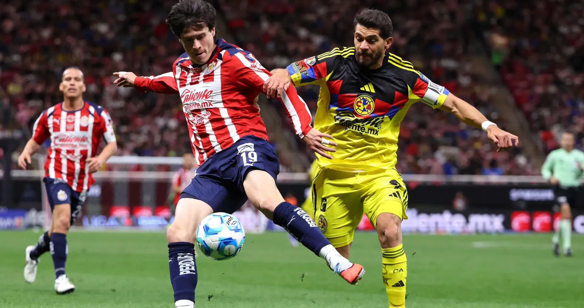 Jugadores de América y Chivas luchando por el balón