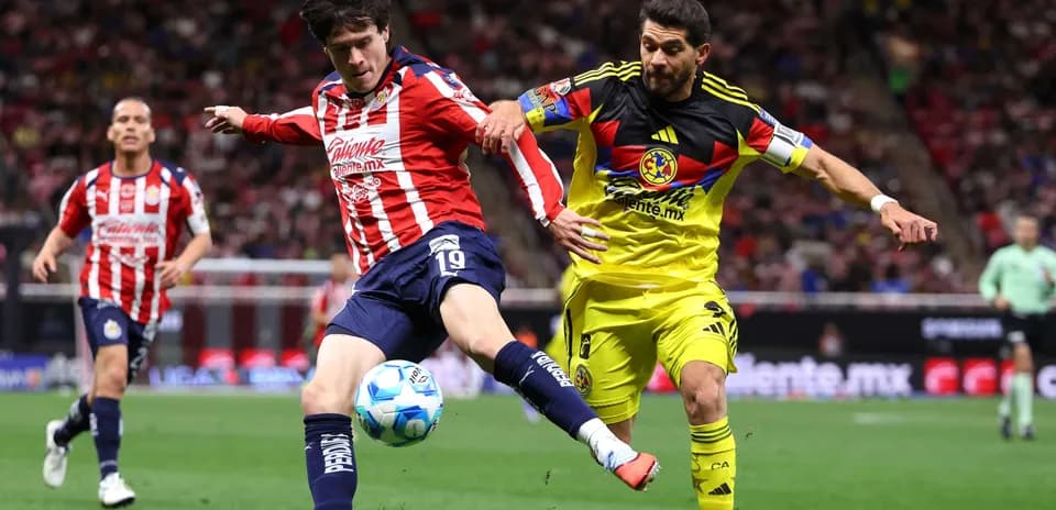Jugadores de América y Chivas luchando por el balón