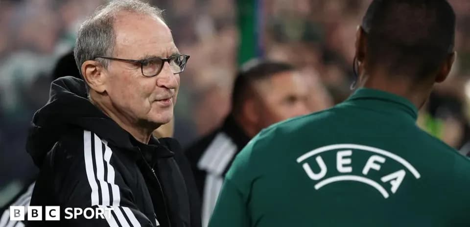 Entrenador conversando con árbitro en el partido