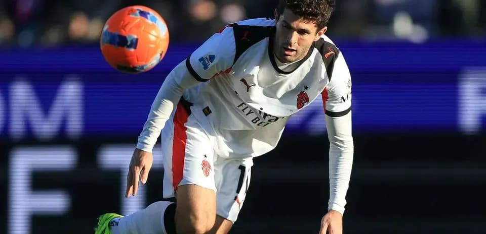 Jugador persiguiendo el balón en el campo de fútbol
