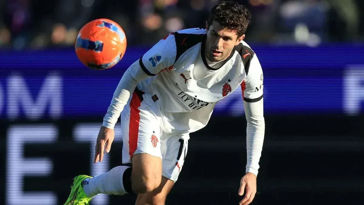 Jugador persiguiendo el balón en el campo de fútbol