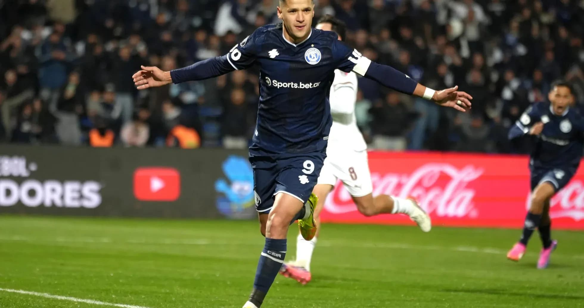 Jugador celebra un gol en un partido de fútbol