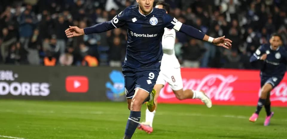 Jugador celebra un gol en un partido de fútbol