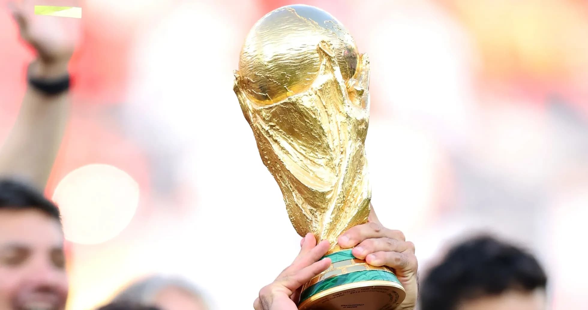 Trofeo de la Copa Mundial siendo levantado por manos