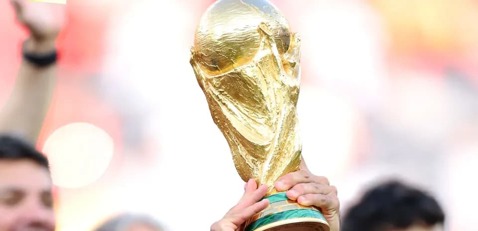 Trofeo de la Copa Mundial siendo levantado por manos