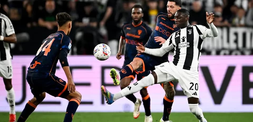 Jugadores de Lecce y Juventus en acción