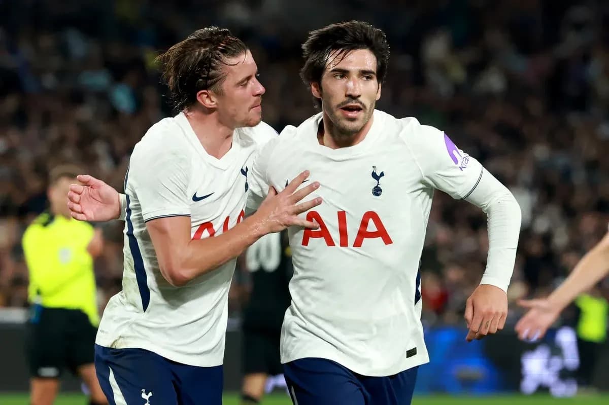 Jugadores de Tottenham celebrando un gol juntos