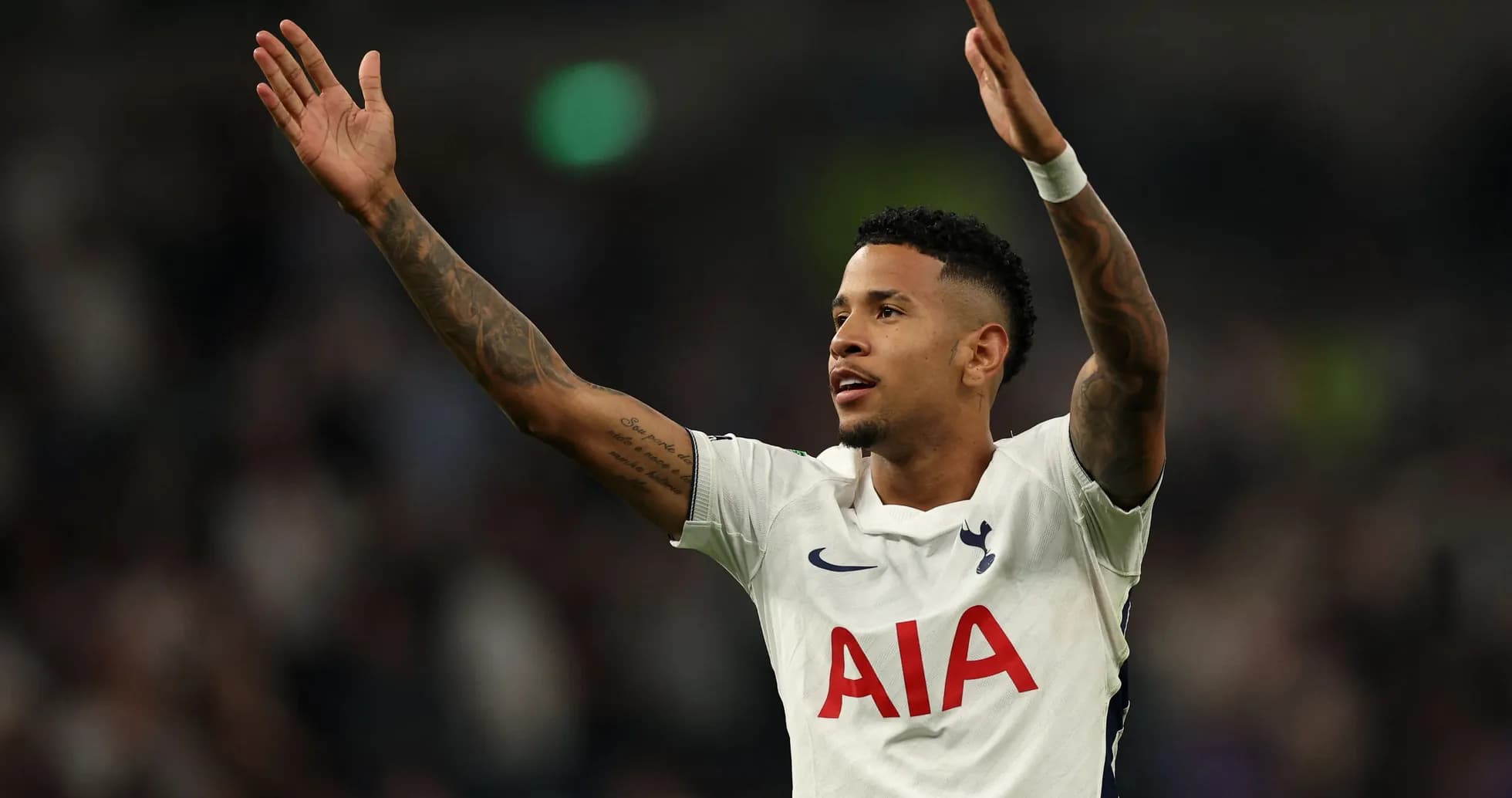 Jugador de Tottenham levantando las manos en celebración