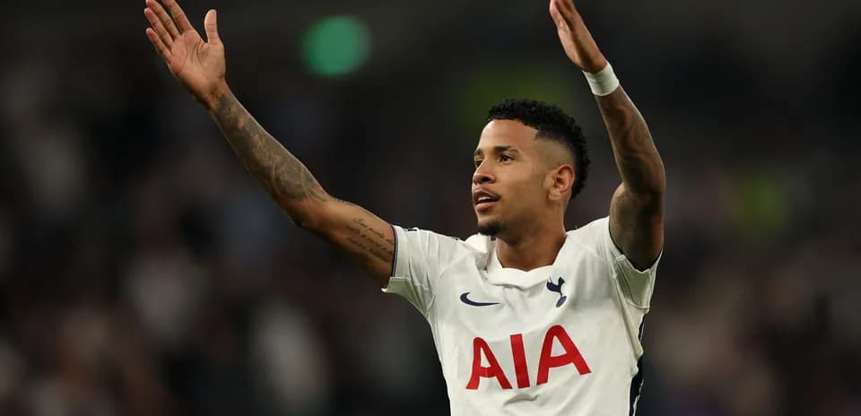 Jugador de Tottenham levantando las manos en celebración