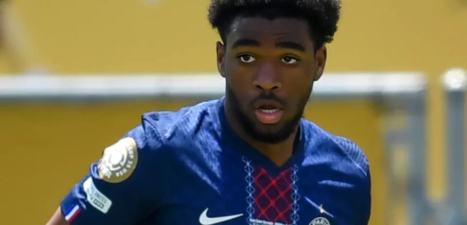 Jugador de PSG en acción durante un partido