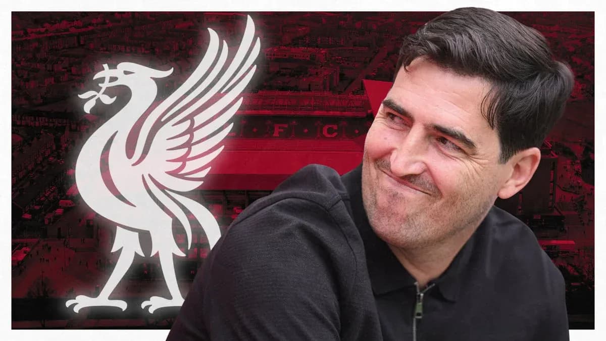 Entrenador sonriendo con fondo del estadio Liverpool