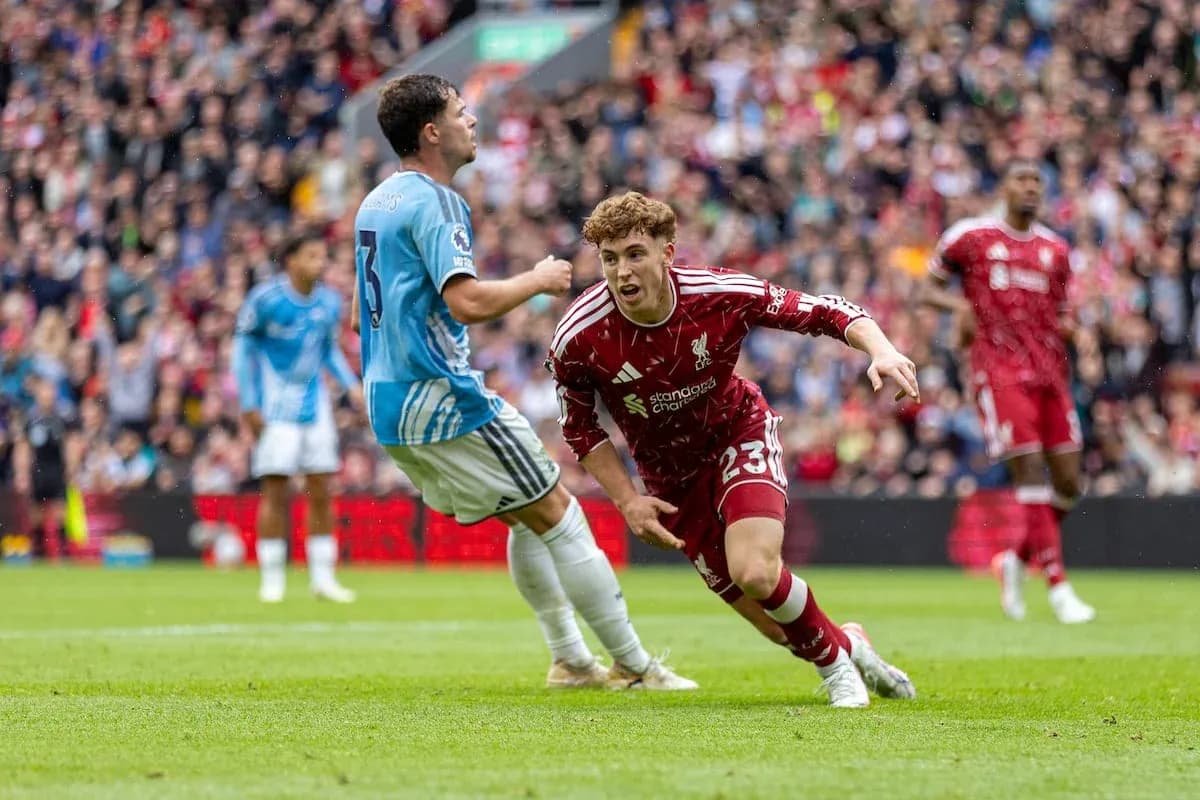 Jugador de Liverpool durante el partido contra Nottingham Forest