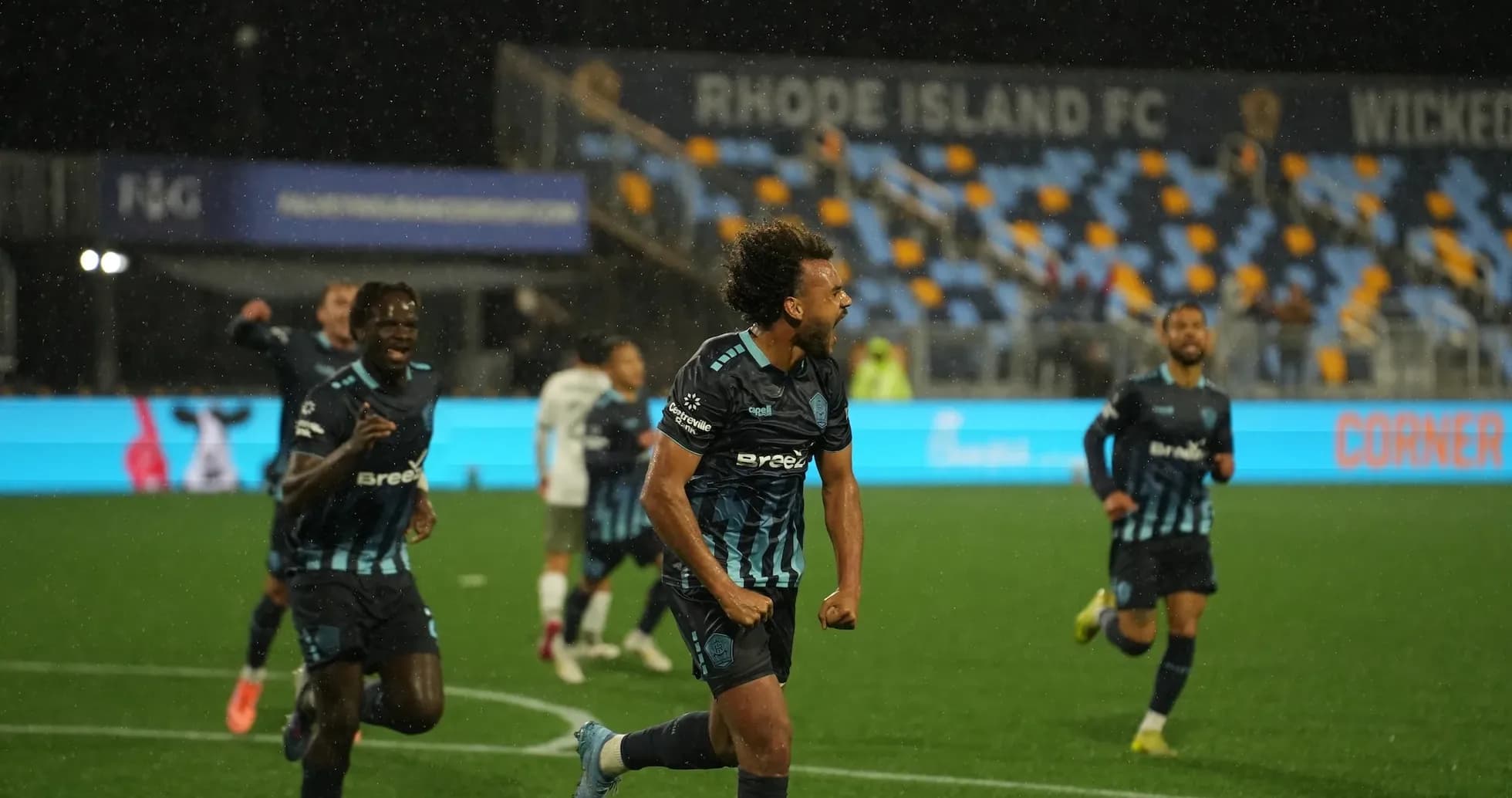 Jugador de Rhode Island celebrando un gol