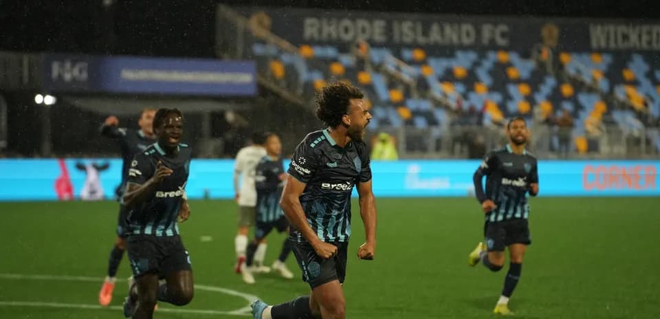 Jugador de Rhode Island celebrando un gol