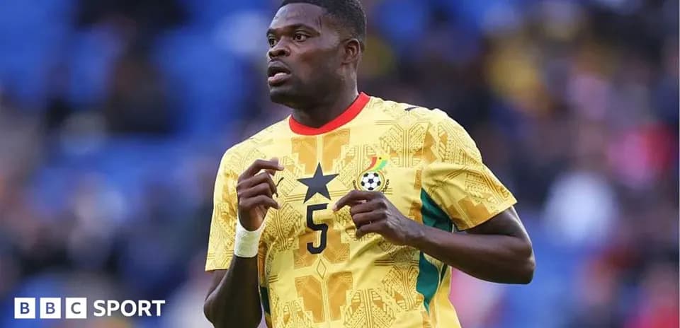 Jugador de Ghana en uniforme amarillo durante partido