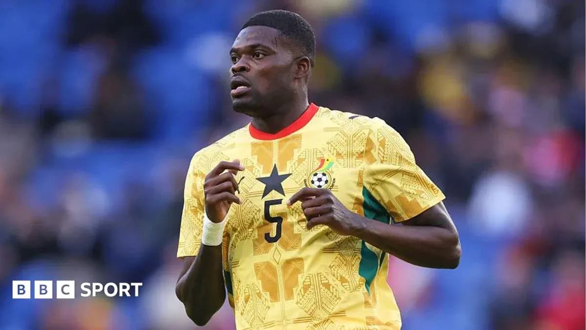 Jugador de Ghana en uniforme amarillo durante partido