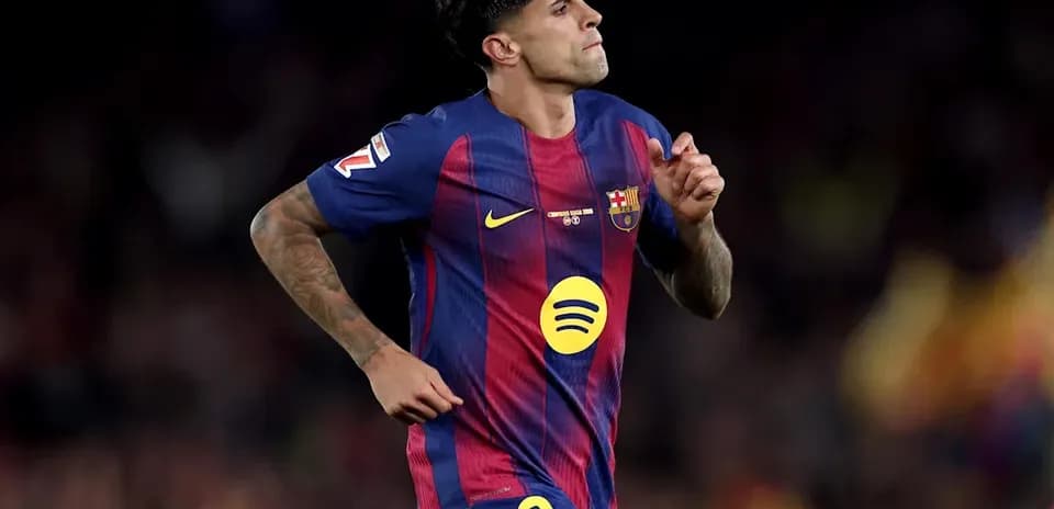 Jugador de Barcelona corriendo en el campo