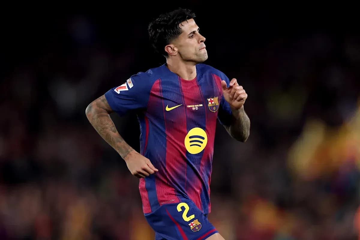 Jugador de Barcelona corriendo en el campo