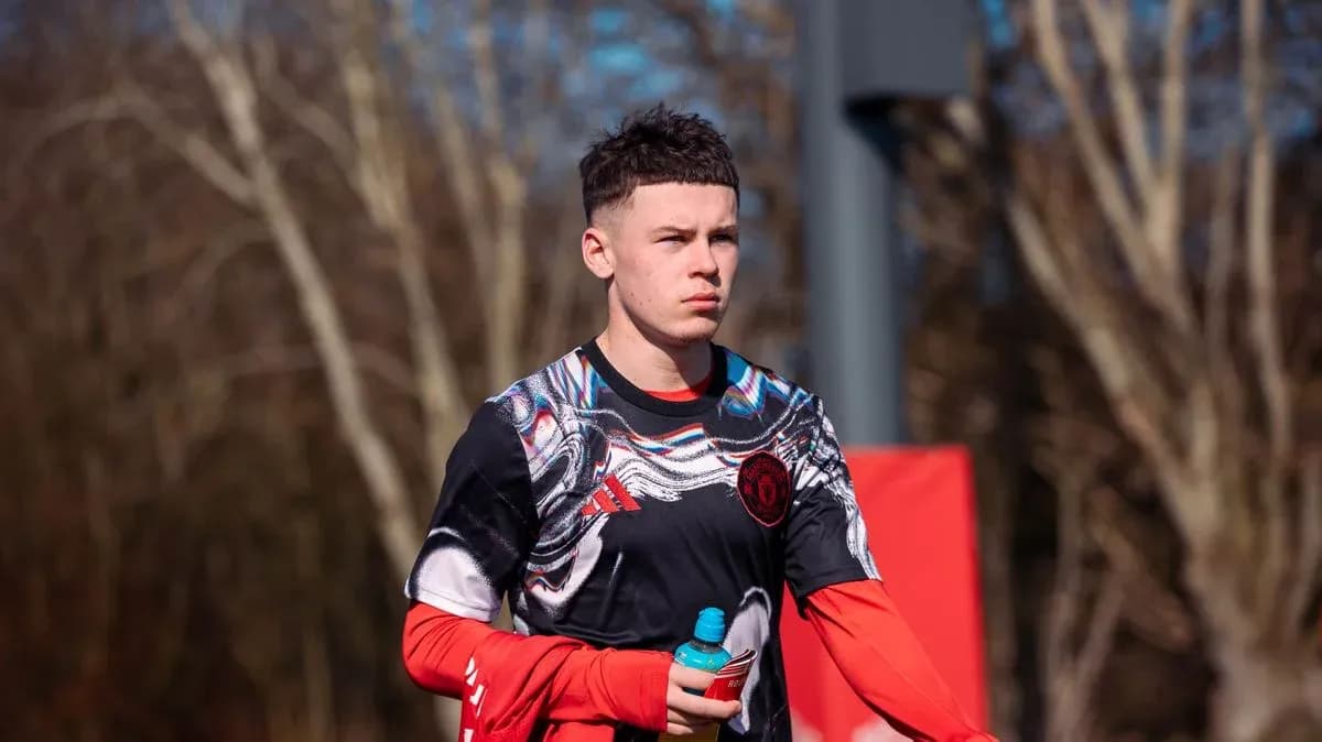 Jugador de fútbol caminando con botella durante entrenamiento